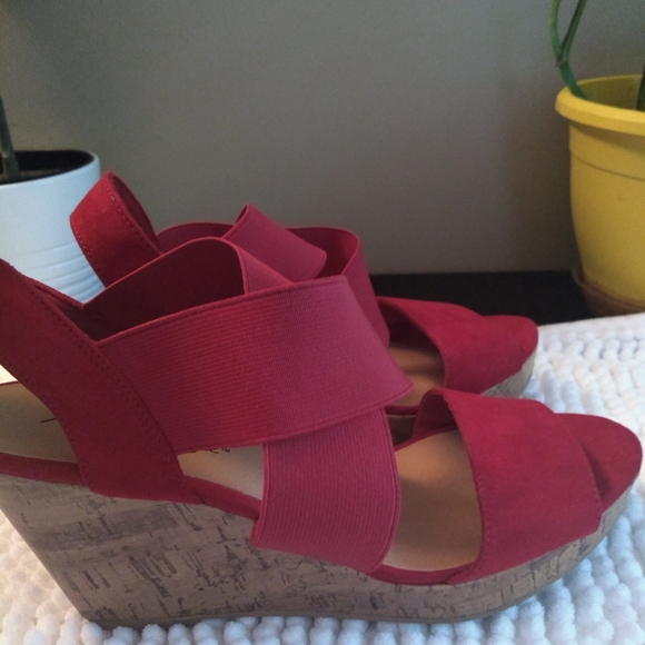 American Eagle wedge Red sandals - Picture 4 of 10